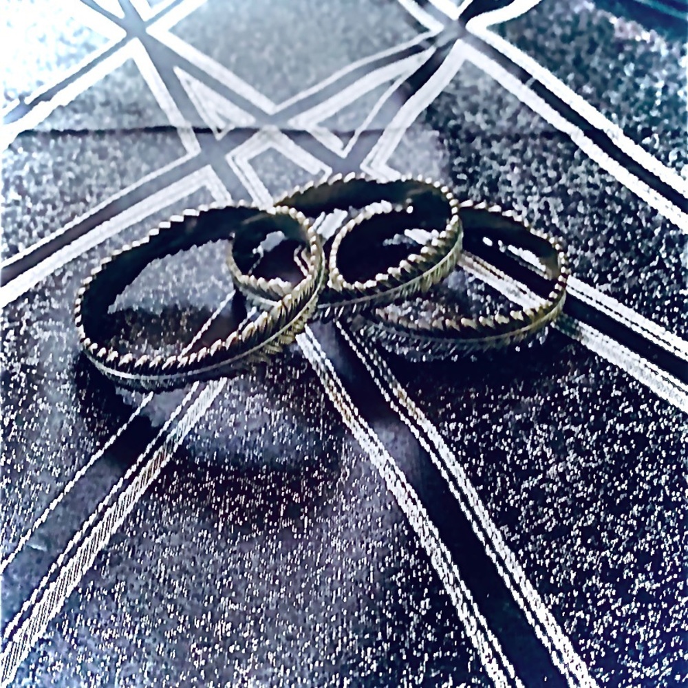 Price Firm!!! EUC Set of 3 Leaf Design Bangles - Picture 2 of 5